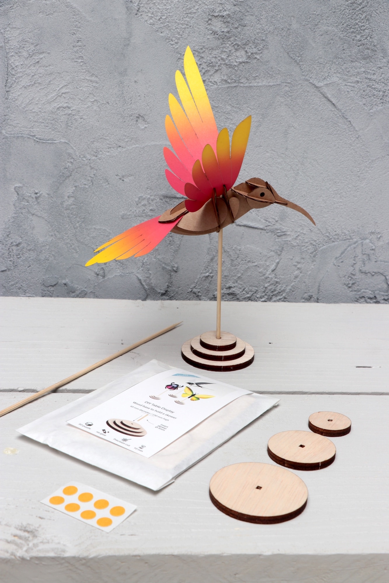 Assembli Colibri bird magenta-yellow DIY table display wood
