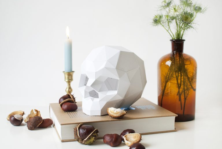 Assembli Sapiens white candle book nuts